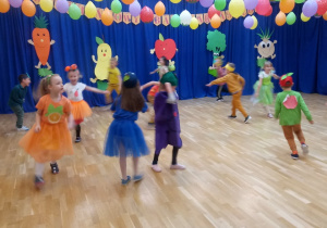 dzieci tańczą przy muzyce